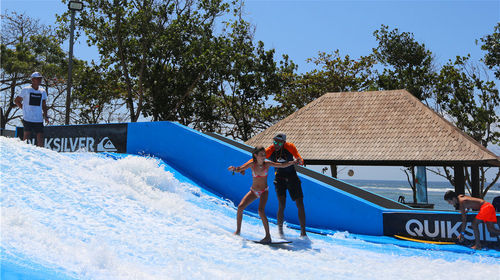 得益于全球冲浪热潮冲浪乐园建成即能成为热点