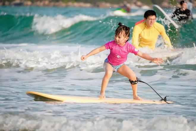 北方唯一浪点在青岛！冲浪热门季国内“浪人”青岛逐浪(图2)