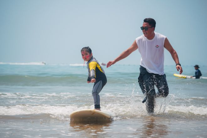 北方唯一浪点在青岛！冲浪热门季国内“浪人”青岛逐浪(图3)