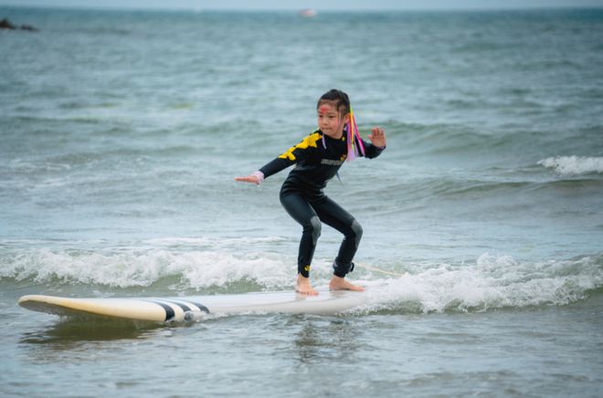 北方唯一浪点在青岛！冲浪热门季国内“浪人”青岛逐浪(图4)