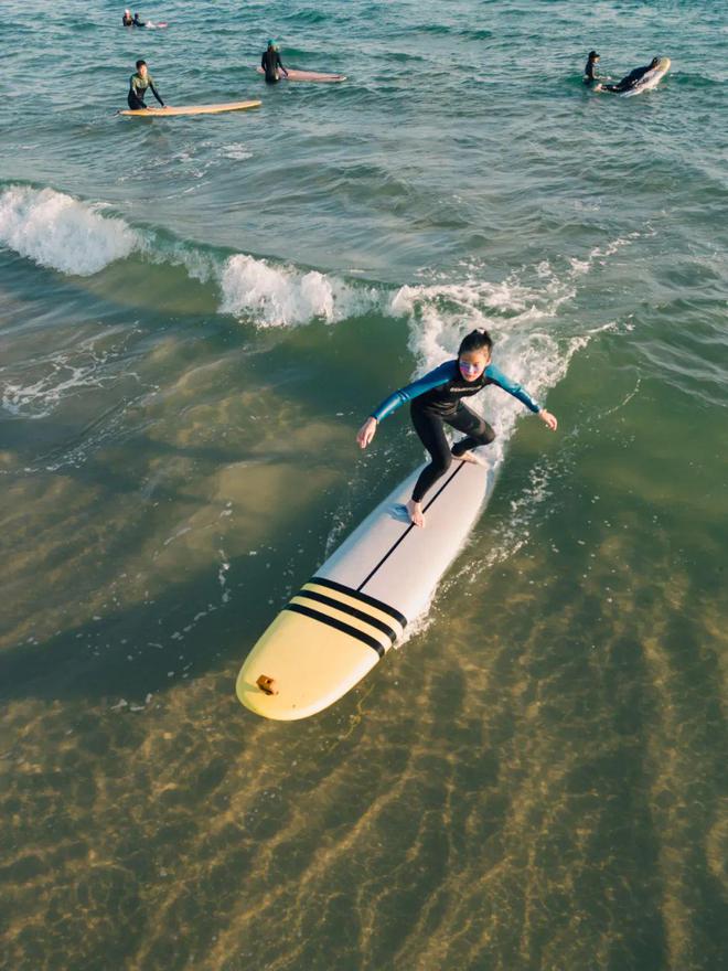 北方唯一浪点在青岛！冲浪热门季国内“浪人”青岛逐浪(图5)
