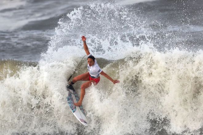 在夏天结束前一起去冲浪旅行吧
