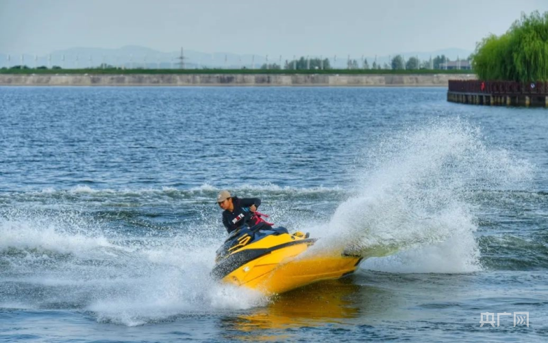 安徽巢湖：动力冲浪上演速度与激情