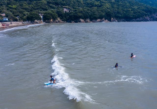 体育）浙江舟山举行东沙冲浪公开赛