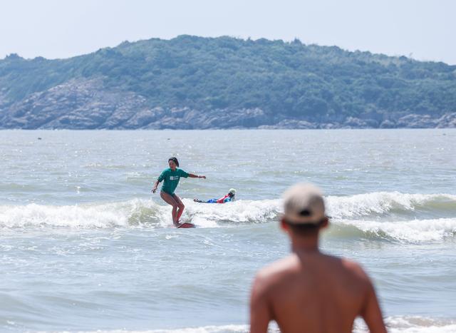 体育）浙江舟山举行东沙冲浪公开赛(图2)