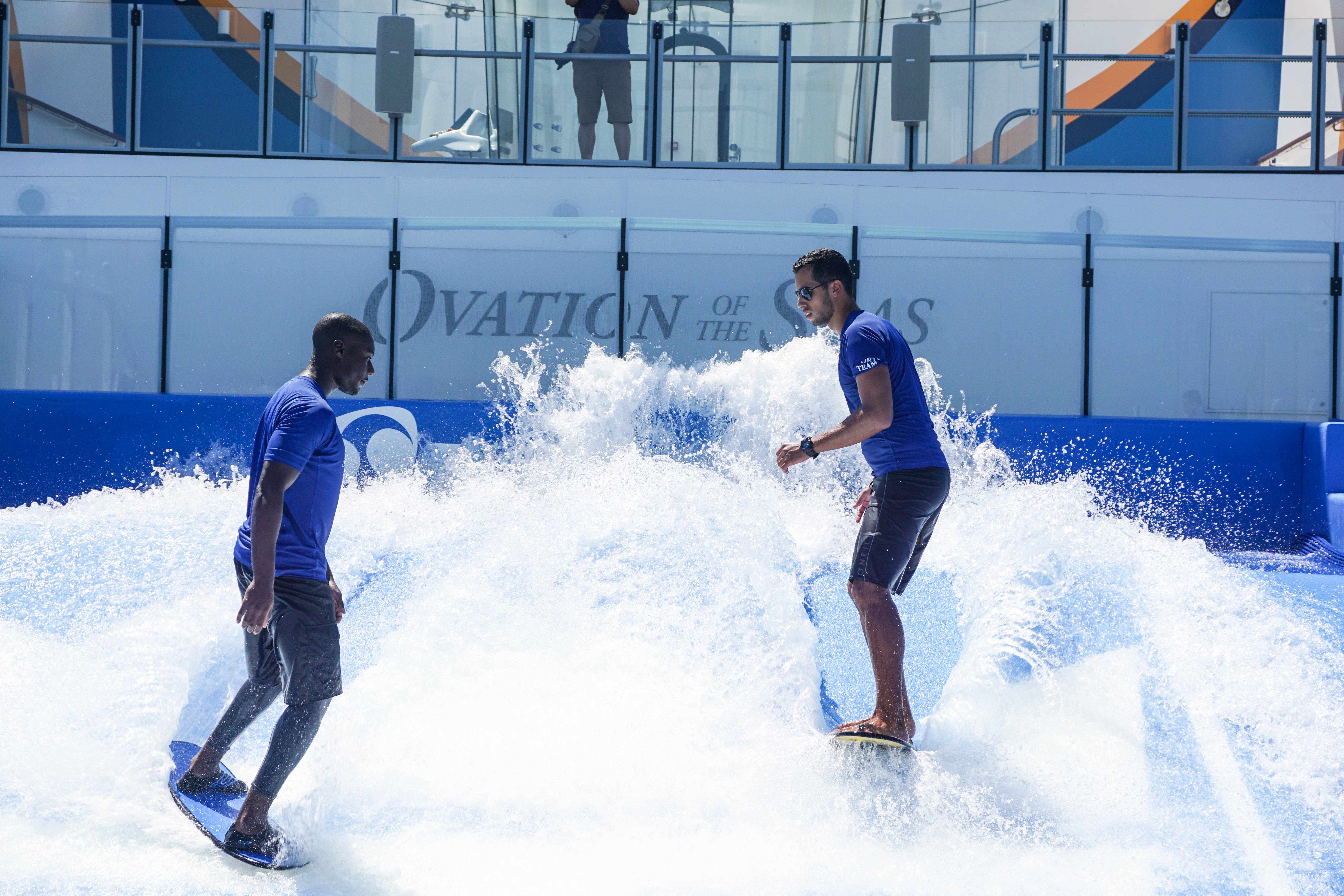 征服24米高滔天巨浪是种什么体验？冲浪手：臂骨碎成9块也值了！