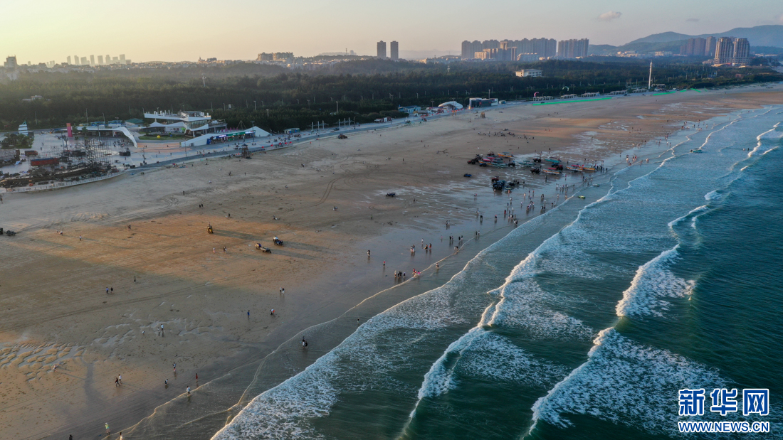 “飞阅”中国｜平潭：最美金沙滩 踏浪逐日落-新华网
