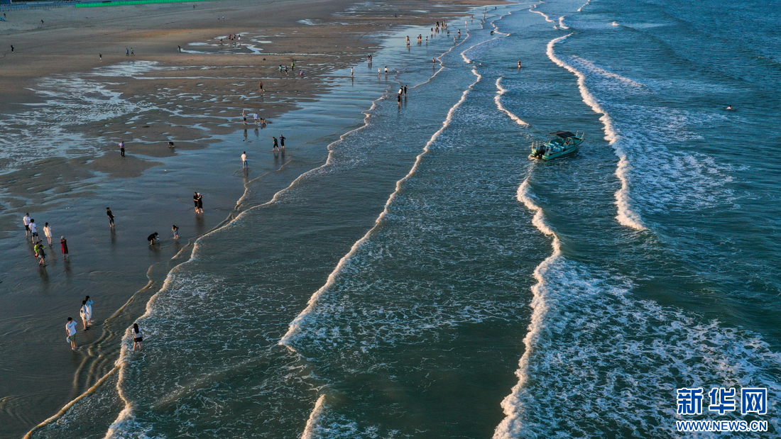 “飞阅”中国｜平潭：最美金沙滩 踏浪逐日落-新华网(图2)