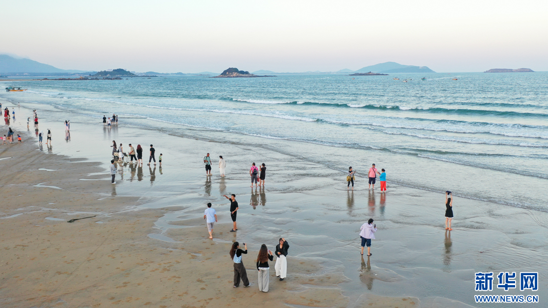 “飞阅”中国｜平潭：最美金沙滩 踏浪逐日落-新华网(图8)