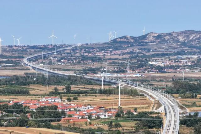 途经青岛今天正式开通！山东多地网友沸腾了！不少人一早赶来体验……(图3)