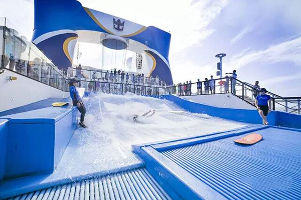 网媒记者万宁日月湾冲浪 感受风口浪尖快感