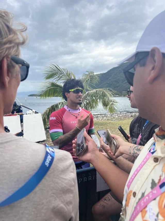 冲浪比赛500万点赞的“神图”是AI生成？(图2)