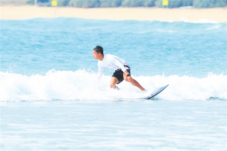 全国冲浪U系列赛三亚站暨三亚市冲浪公开赛举行 近百位运动员“逐浪”竞技