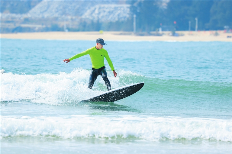 全国冲浪U系列赛三亚站暨三亚市冲浪公开赛举行 近百位运动员“逐浪”竞技(图2)