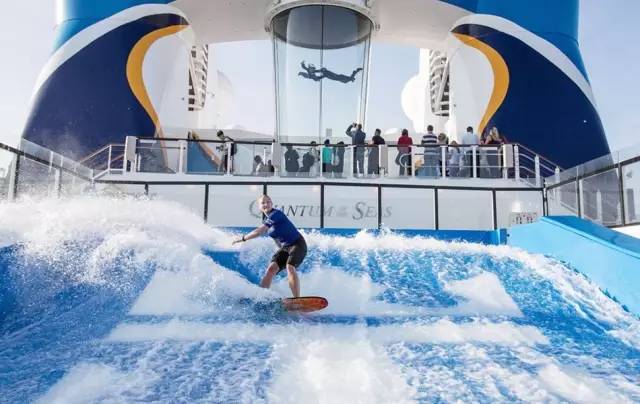 钟丽缇沙漠骑车酷翻了！54岁的她活成很多人想象中的样子