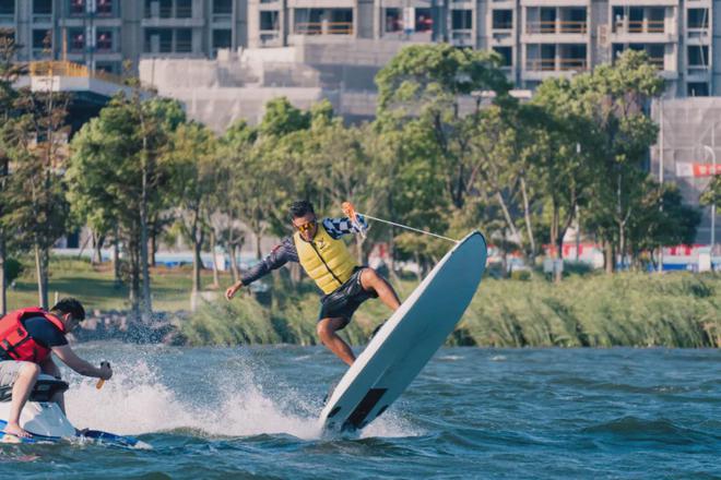 畅游海洋世界、滴水湖上冲浪意大利网红玩遍花young临港(图2)