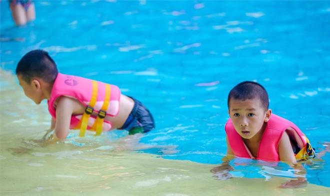 东莞这家水上乐园外模走秀DJ半裸打碟要这个夏天更热一点(图3)