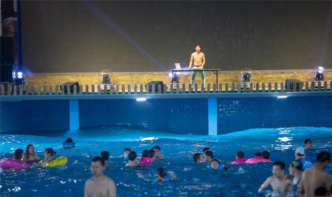 东莞这家水上乐园外模走秀DJ半裸打碟要这个夏天更热一点