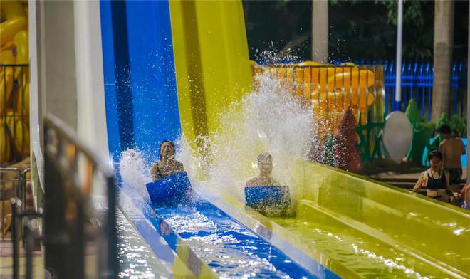 东莞这家水上乐园外模走秀DJ半裸打碟要这个夏天更热一点(图7)