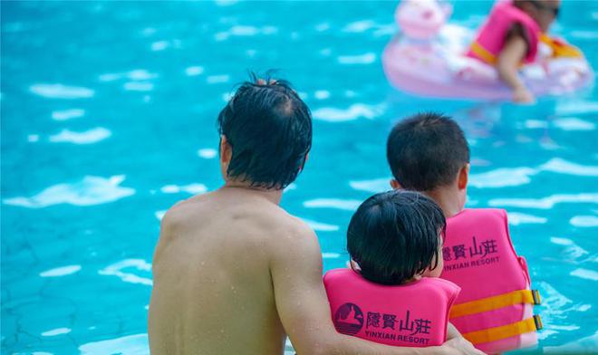 东莞这家水上乐园外模走秀DJ半裸打碟要这个夏天更热一点(图5)