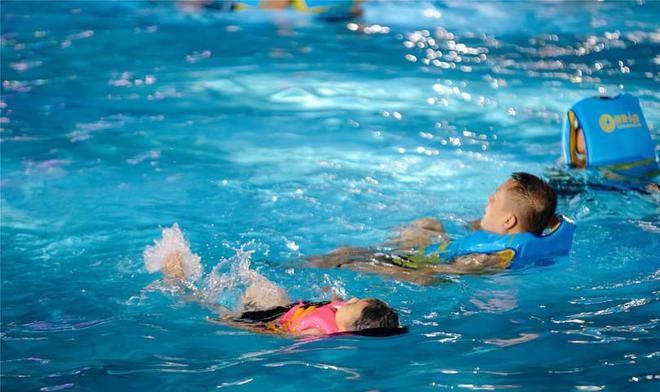 东莞这家水上乐园外模走秀DJ半裸打碟要这个夏天更热一点(图8)