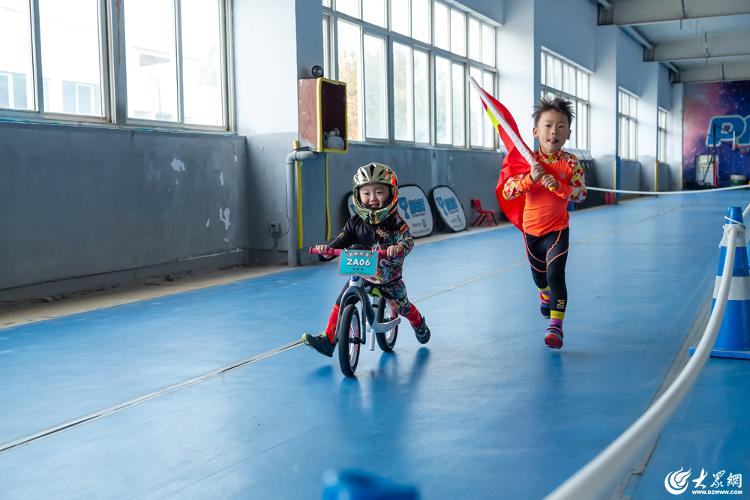 “青岛杯”少儿平衡车挑战赛成功举办(图2)