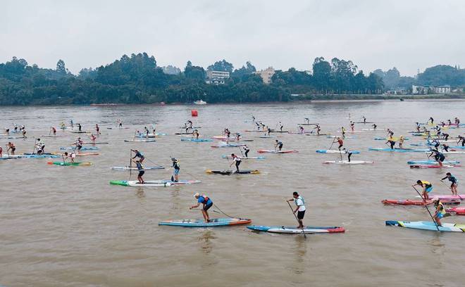 610名选手逐浪岷江 国家级桨板比赛在四川青神开赛(图2)