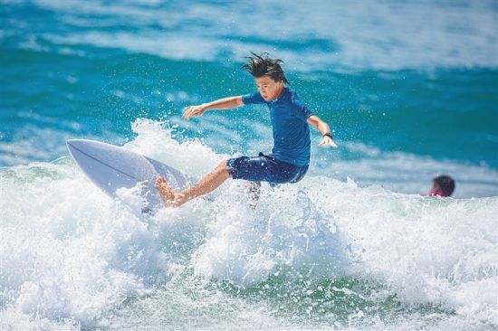 海口冬季体育盛会：高尔夫、沙滩排球与冲浪的激情碰撞