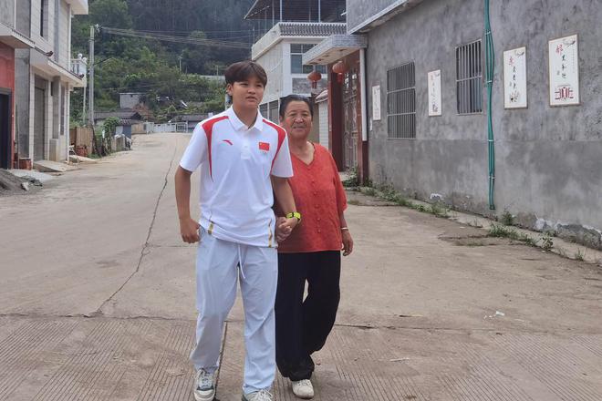 我国首位奥运冲浪选手杨思琪回到家乡四川会理：朝着梦想不断坚持就会有收获(图3)