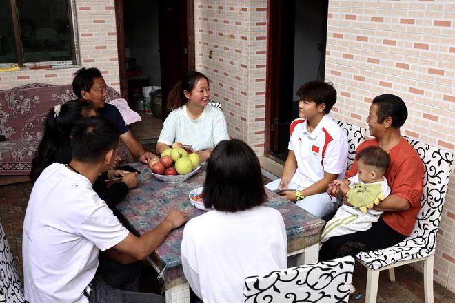 我国首位奥运冲浪选手杨思琪回到家乡四川会理：朝着梦想不断坚持就会有收获(图2)