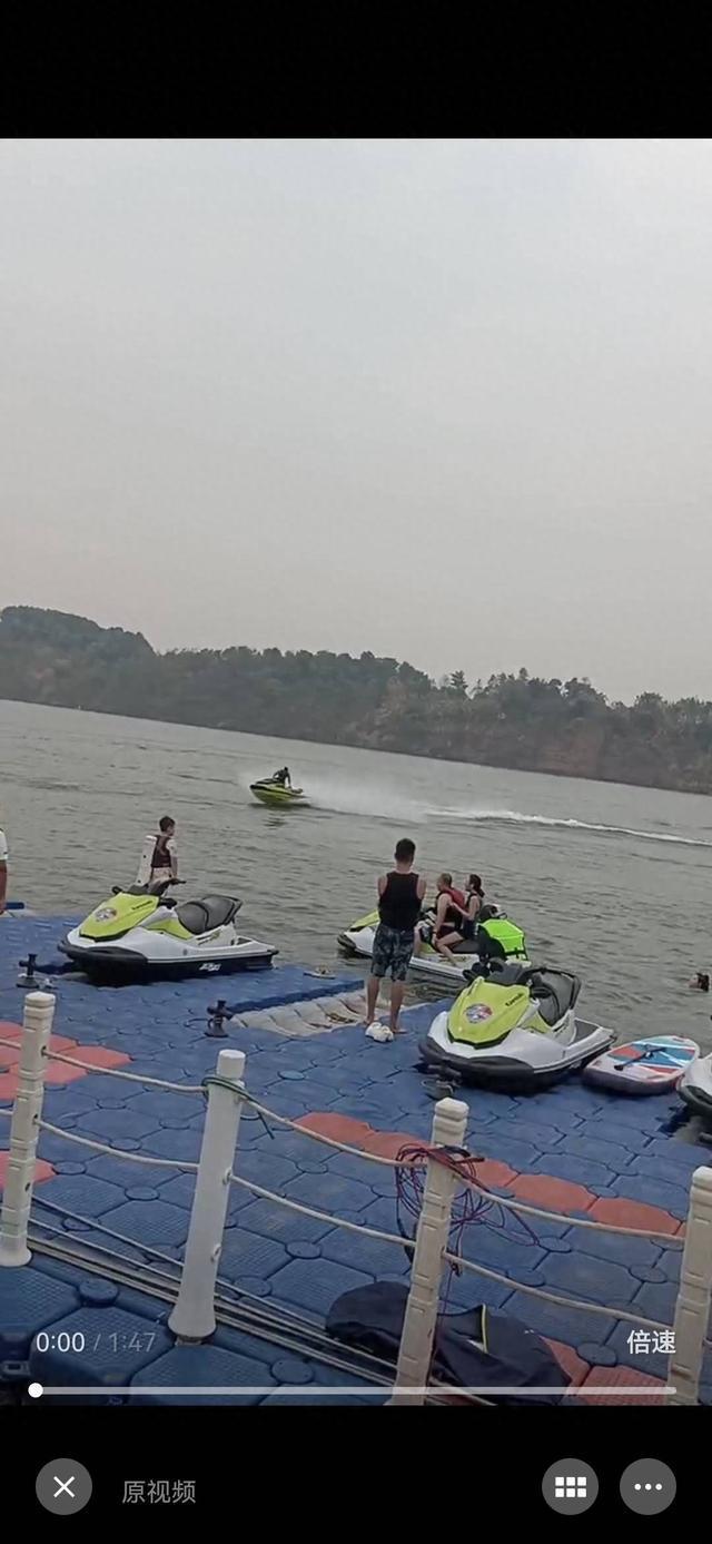 重庆一网红健身博主驾驶摩托艇落水后罹难 救援队：头部撞到艇身导致不幸