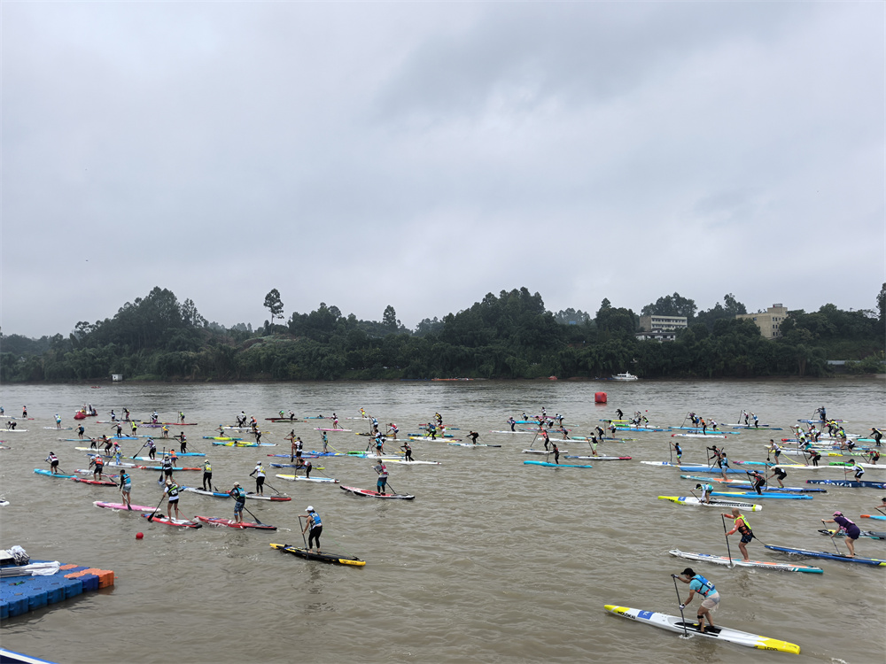 “斑布杯”2024年全国桨板青少年锦标赛暨中国桨板公开赛在青神开幕(图4)