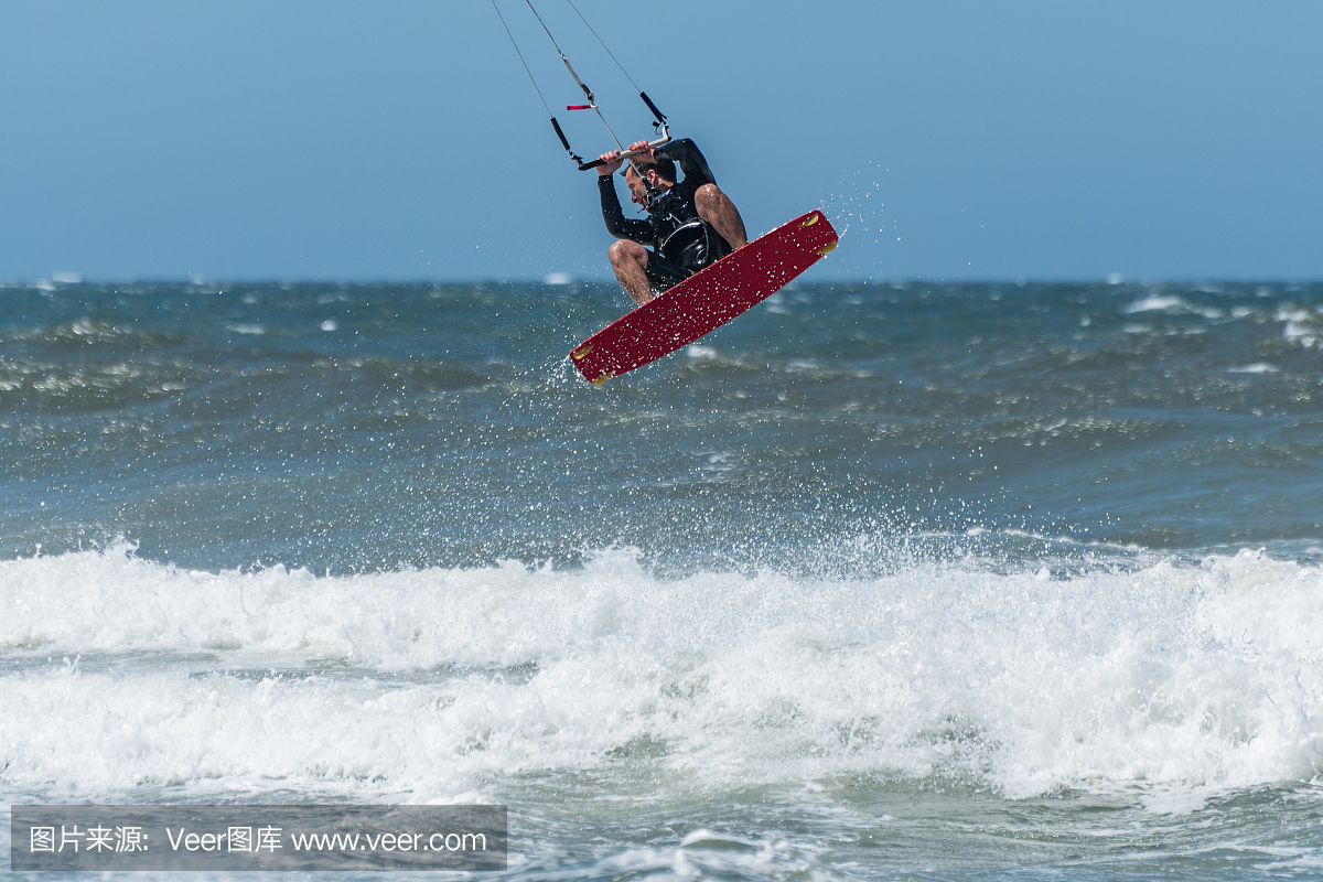 勇战浪潮：海南冲浪女神杨思琪的奋斗传奇