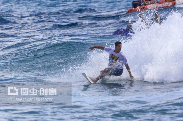 保亭运动员蓝芷在全国冲浪冠军赛中一举夺得6枚奖牌