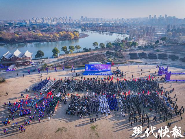 奔跑展活力扬州举行2025元旦迎新长跑