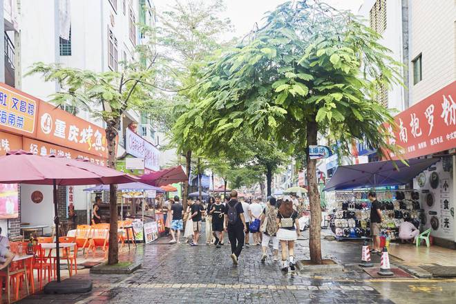 三亚后海村被誉为“中国冲浪第一村”深受年轻人们的喜爱