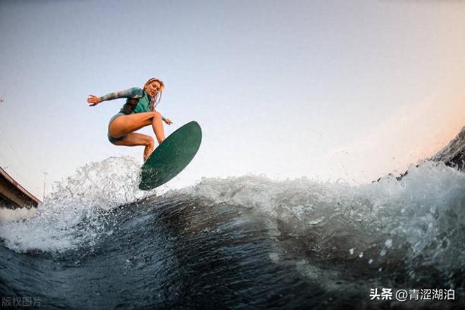 闹大！女子冲称冲浪遭教练猥亵 警方介入 内情曝光 评论两极分化