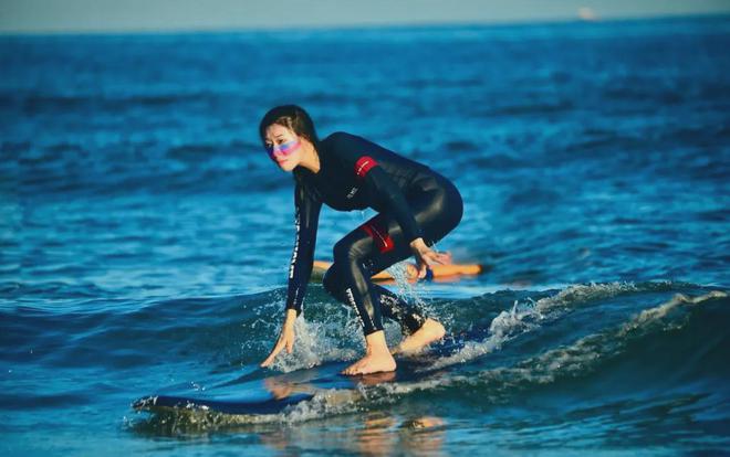 女子在三亚冲浪遭男教练多次猥亵警方通报评论区热议