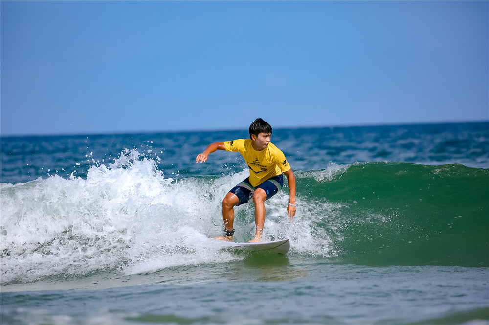 保亭运动员蓝芷在2024年全国冲浪冠军赛中获4金1银1铜的好成绩