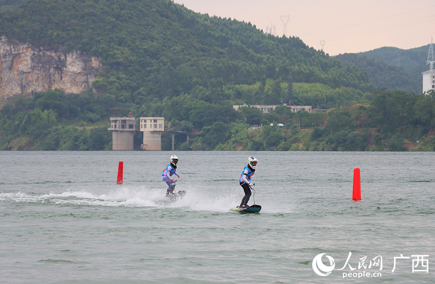 柳州举行电动冲浪板公开赛(图2)