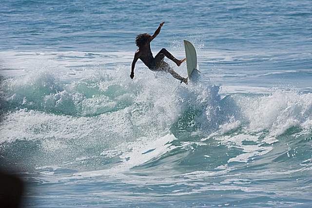 32岁女子三亚冲浪时被教练猥亵事发过程曝光称其动作十分粗暴