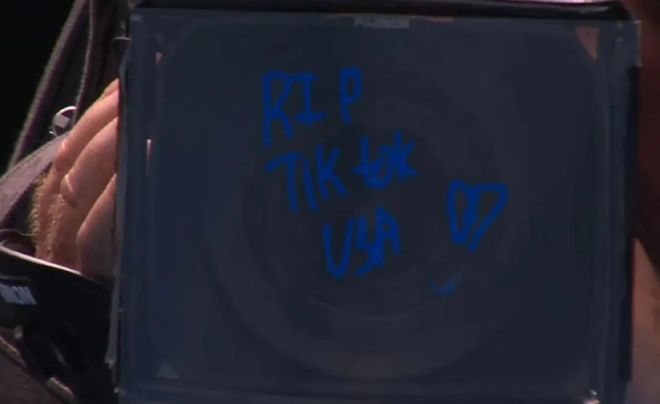 高芙“悼念”TikTok小德想看中场跳舞？网球运动员们溢出屏幕的“活人感”