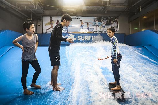 申动·暑假动起来｜站上冲浪板感受“浪花一朵朵”(图2)