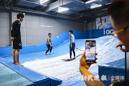 申动·暑假动起来｜站上冲浪板感受“浪花一朵朵”(图3)