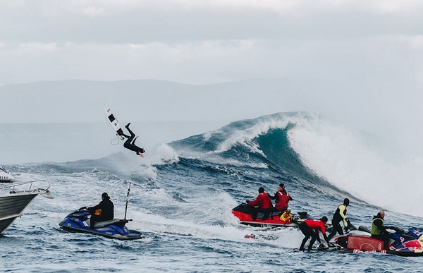 澳红牛冲浪大赛顶尖选手劈波斩浪表现精彩纷呈(图2)