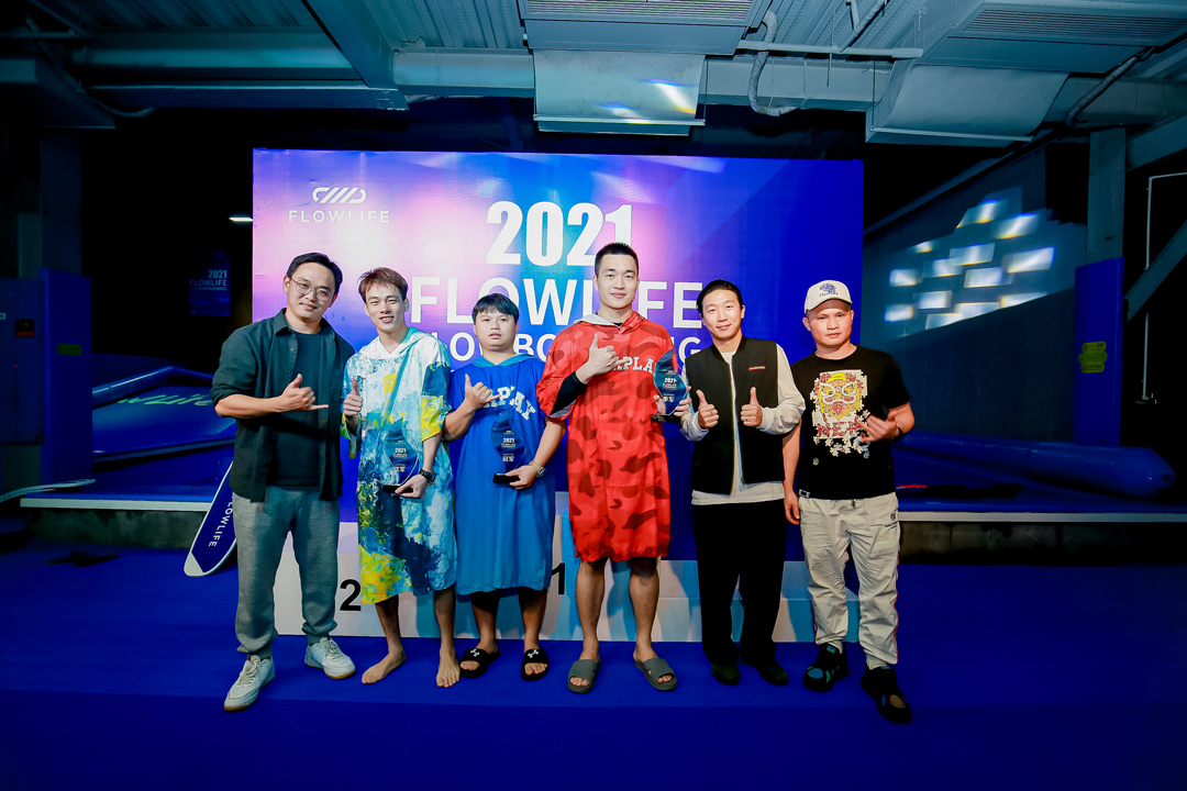 在水中灵活出招带你走进FlowLife首届滑板冲浪大赛！(图3)