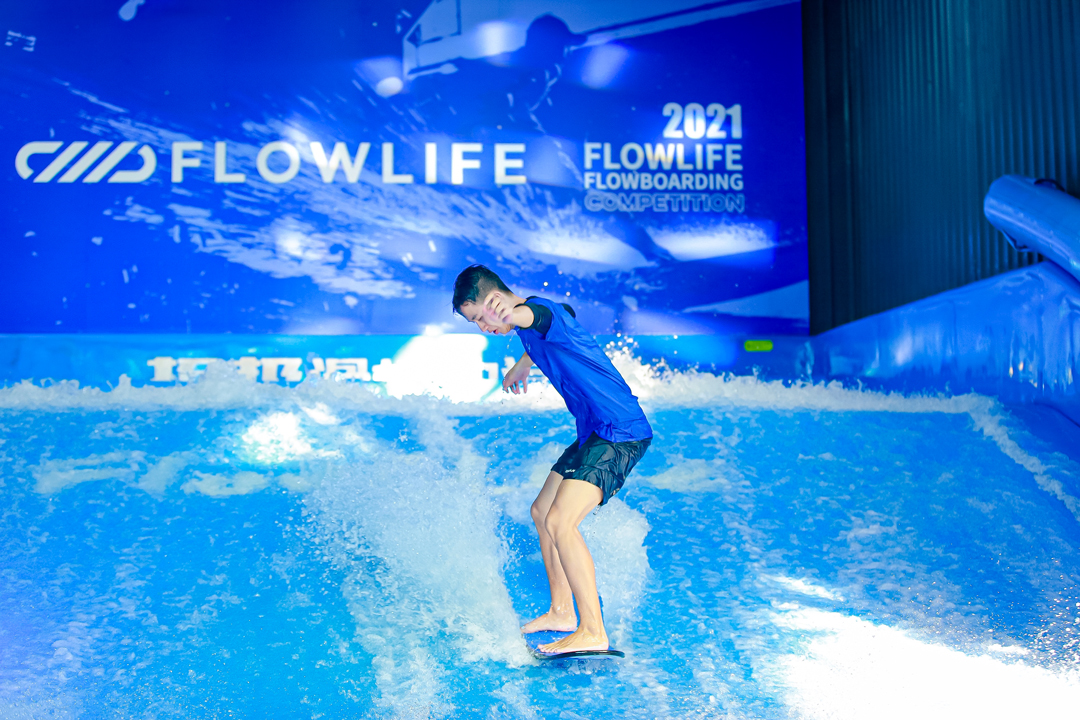 在水中灵活出招带你走进FlowLife首届滑板冲浪大赛！(图2)