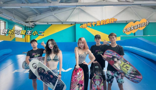 室内冲浪新玩法不用奔赴大海玩转滑板冲浪带你了解一项新兴的体育项目在全国迅速走红