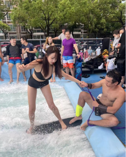 室内冲浪新玩法不用奔赴大海玩转滑板冲浪带你了解一项新兴的体育项目在全国迅速走红(图3)