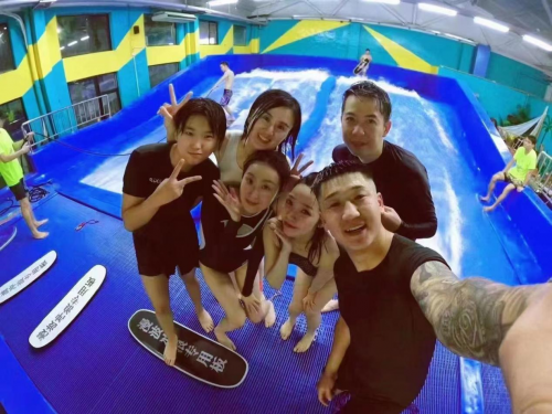 室内冲浪新玩法不用奔赴大海玩转滑板冲浪带你了解一项新兴的体育项目在全国迅速走红(图4)